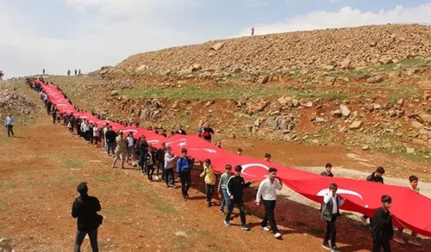 105 çocuk, Cudi Dağı'nda 105 metrelik Türk bayrağıyla yürüdü